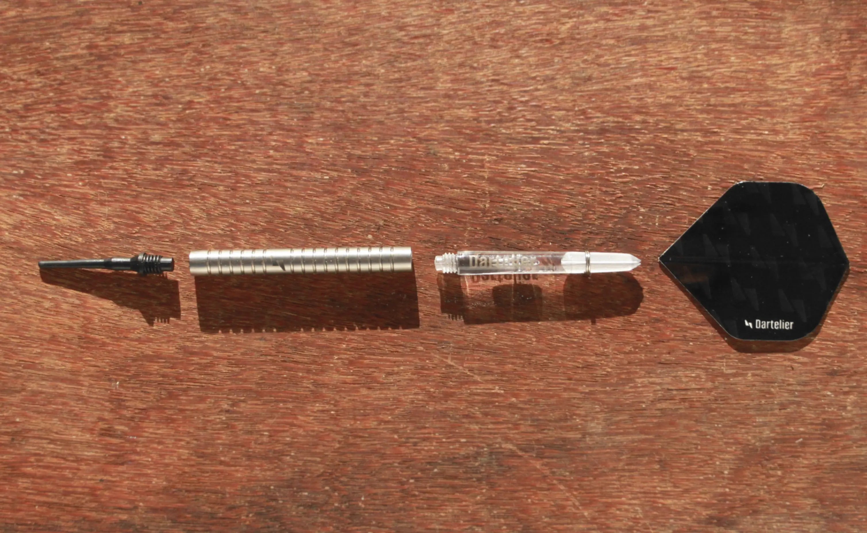 Coupe d'une fléchette professionnelle de la marque française Dartelier 