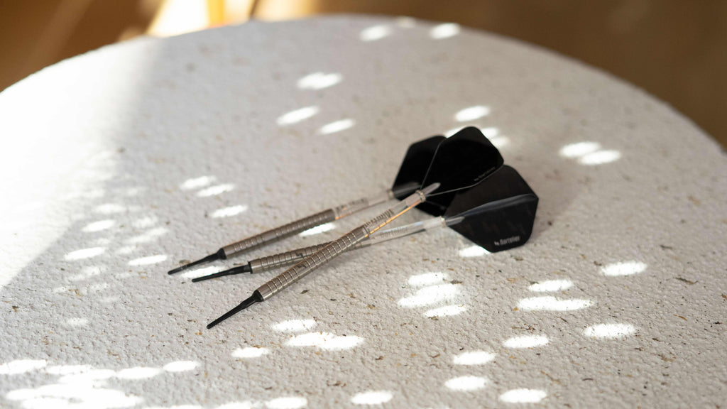 Les 3 fléchettes en situation sur de la pierre haut de gamme