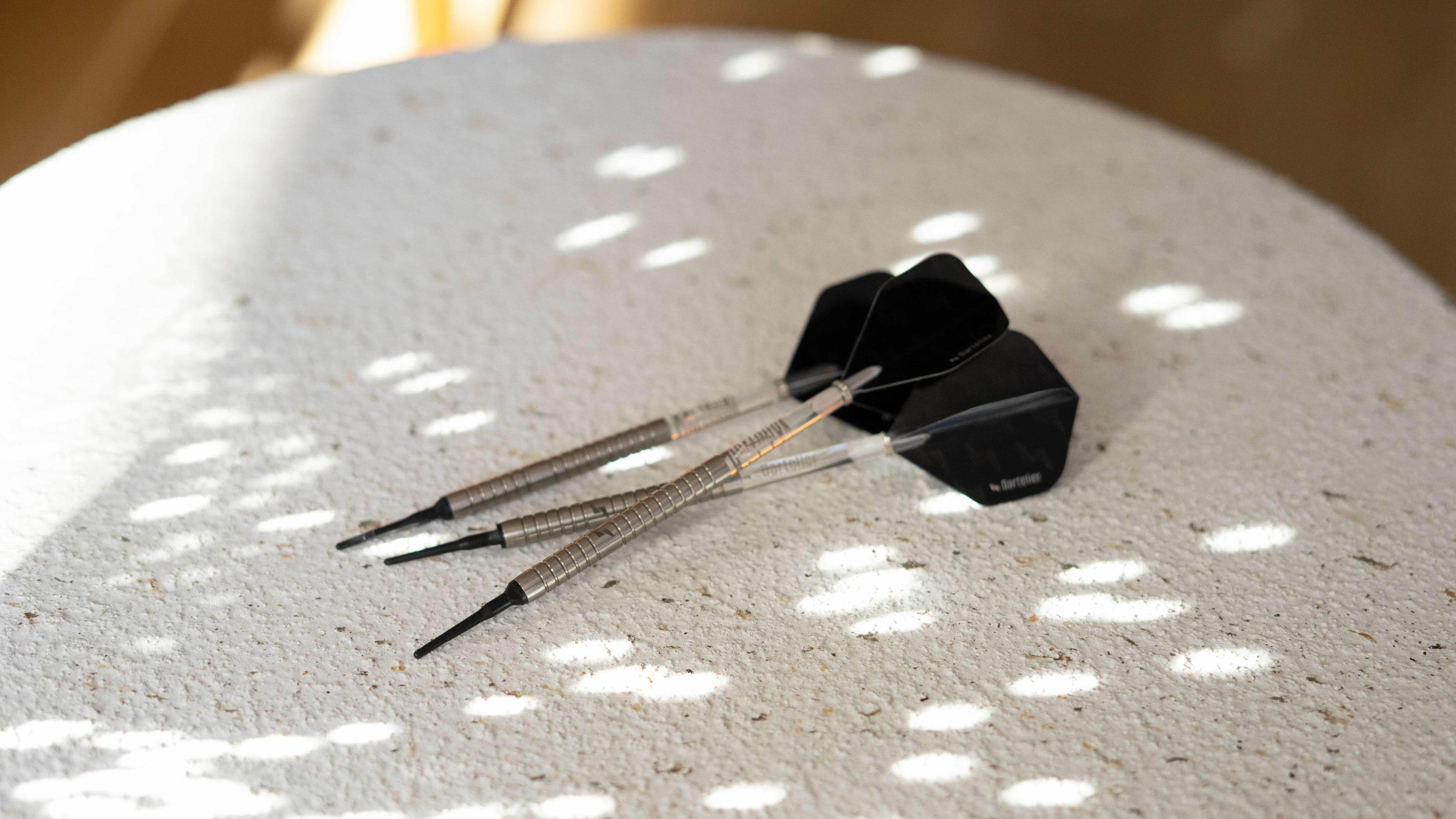 Les 3 fléchettes en situation sur de la pierre haut de gamme