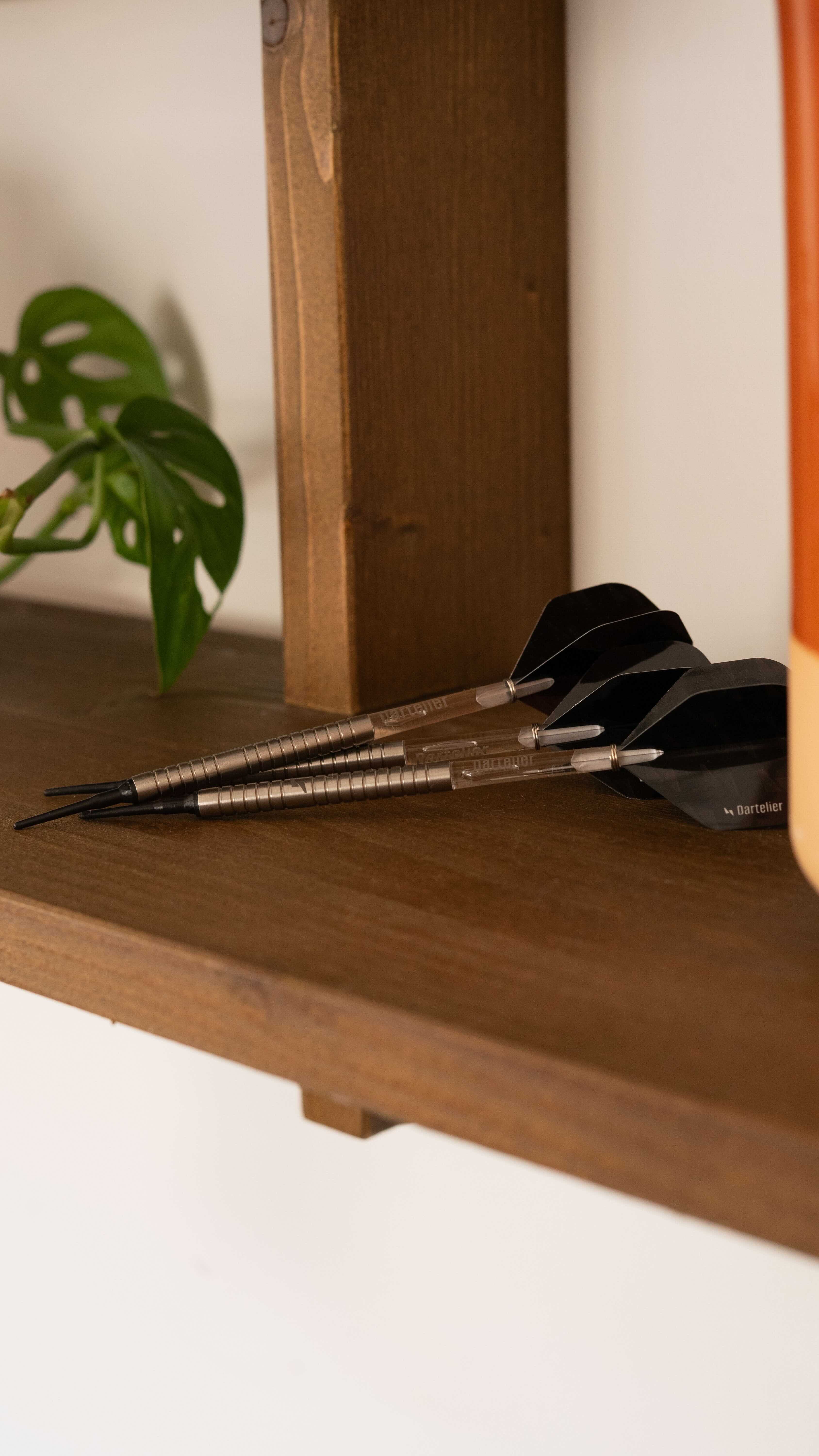 Mise en situation des fléchettes sur une étagère en bois massif 